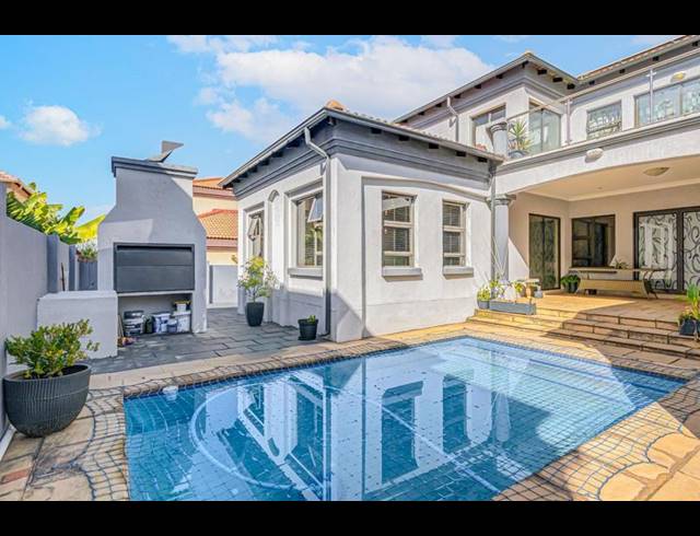 5 BEDROOM TOWNHOUSE FOR SALE IN BLUE VALLEY GOLF ESTATE